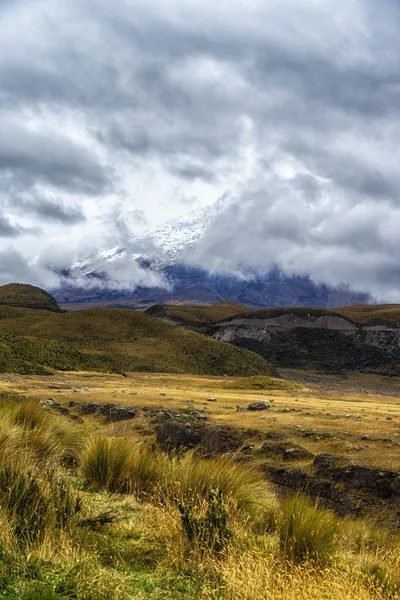 コトパキシ火山雲に隠れて コトパキシ国立公園 コトパキシ州 エクアドル — ストック写真