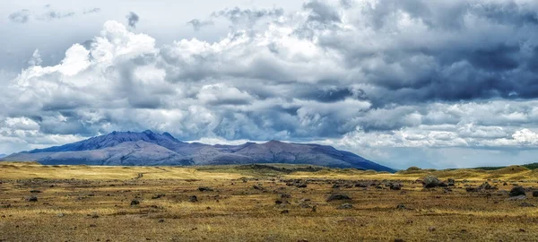 コトパキシは エクアドルのアンデス高原に位置する国立公園の火山の中心です — ストック写真