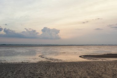 UNESCO 'nun dünya doğal mirası Wadden Denizi' nde sular çekildiğinde ortaya çıkan gelgit düzlükleri. Kanallar ve dereler tarafından kesilen kumlu ya da alüvyonlu bankalar..