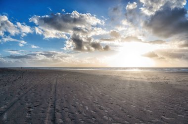 Hollanda 'daki Ameland Adası plajında gün batımı