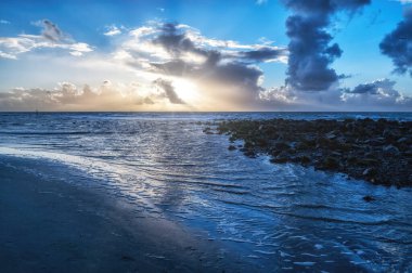 Hollanda 'daki Ameland Adası plajında gün batımı