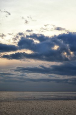 UNESCO 'nun dünya doğal mirası Wadden Denizi' nde sular çekildiğinde ortaya çıkan gelgit düzlükleri. Kanallar ve dereler tarafından kesilen kumlu ya da alüvyonlu bankalar..
