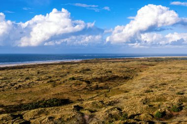 Batı Frizya adası Ameland, Friesland, Hollanda 'daki Kum tepeleri, Kuzey Denizi ve Waddensea doğa koruma alanı.
