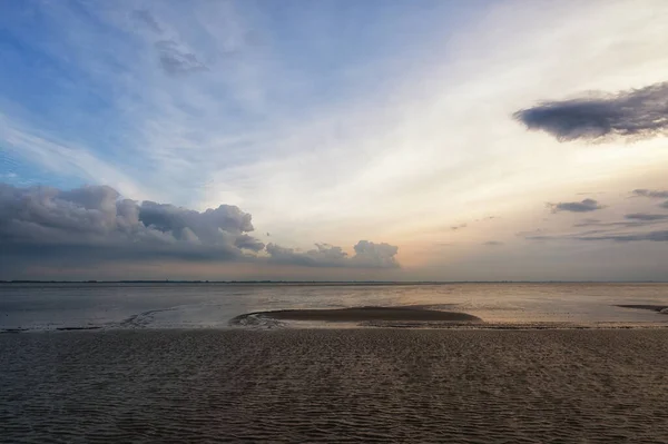 Pobřeží Ostrova Ameland Výhledem Brodící Moře Turistickou Oblohou Mraky Odrážející — Stock fotografie