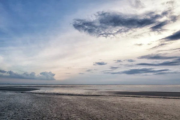 Linia Brzegowa Ameland Island Widokiem Bezkresne Morze Obchodzonym Niebem Chmurami — Zdjęcie stockowe