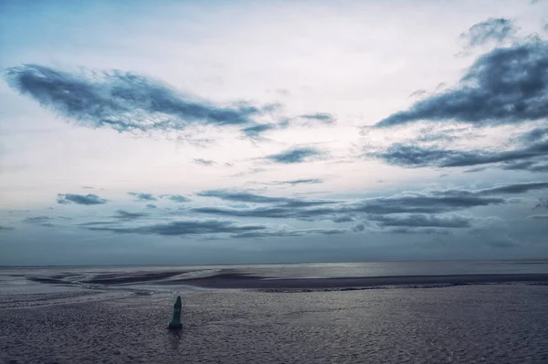 Pobřeží Ostrova Ameland Výhledem Brodící Moře Turistickou Oblohou Mraky Odrážející — Stock fotografie