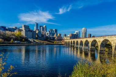 Minnesota, Minneapolis 'e doğru giden Stone Arch Köprüsü..