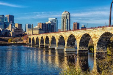 Minnesota, Minneapolis 'e doğru giden Stone Arch Köprüsü..