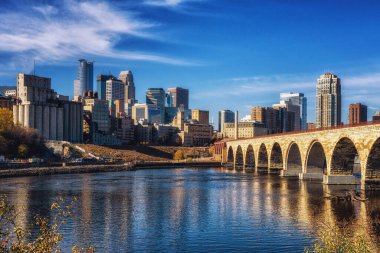 Minnesota, Minneapolis 'e doğru giden Stone Arch Köprüsü..