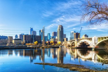 Mississippi Nehri, St. Anthony Şelalesi 'nin üzerinden güneye doğru akar ve Minneapolis ufuk çizgisinden Meksika Körfezi' ne doğru yol alır..