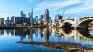 Minneapolis Skyline Yazın 3. Cadde Köprüsü.