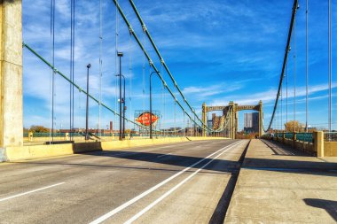 Minneapolis, Minnesota - 31 Ekim 2022: Minneapolis şehir merkezindeki Peder Louis Hennepin Köprüsü