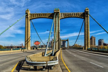 Minneapolis, Minnesota - 31 Ekim 2022: Minneapolis şehir merkezindeki Peder Louis Hennepin Köprüsü