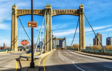 Minneapolis, Minnesota - 31 Ekim 2022: Minneapolis şehir merkezindeki Peder Louis Hennepin Köprüsü