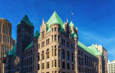 Minneapolis Belediye Binası ve Hennepin İlçe Adliyesi 'ne ev sahipliği yapan belediye binası. Bina, Richardsonian Romen tarzında inşa edilmiştir.