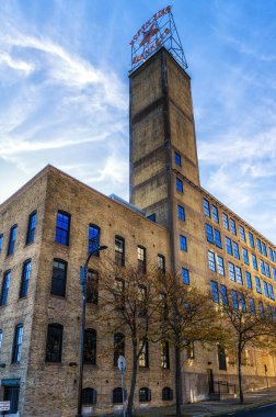 Minneapolis, Minnesota - 31 Ekim 2022 Kuzey Yıldızı Battaniyeleri için imzala, mavi gökyüzüne karşı. Bu eski yün fabrikası artık Kuzey Yıldızı 'nın çatı katına dönüştürüldü.