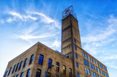 Minneapolis, Minnesota - 31 Ekim 2022 Kuzey Yıldızı Battaniyeleri için imzala, mavi gökyüzüne karşı. Bu eski yün fabrikası artık Kuzey Yıldızı 'nın çatı katına dönüştürüldü.