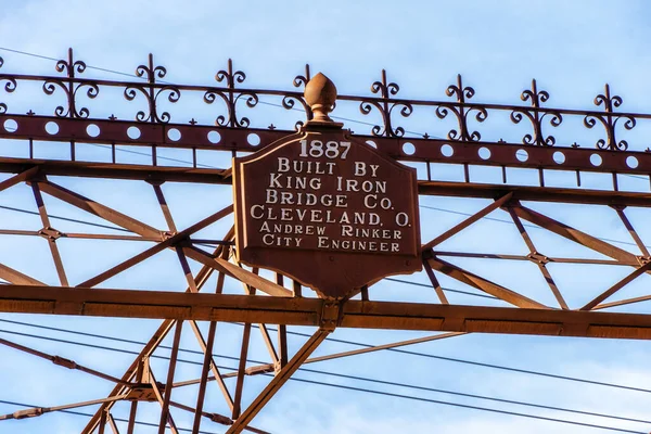 从俄亥俄州克利夫兰的金铁桥公司于1887年建造了横跨密西西比河通往尼科莱岛的桥 — 图库照片