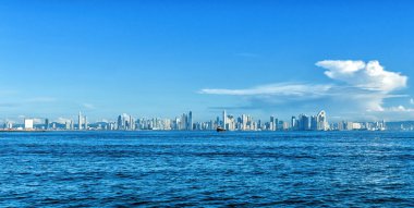Mavi gökyüzü altında Downtown Panama uzun boylu şehir binaların güzel ve modern manzarası