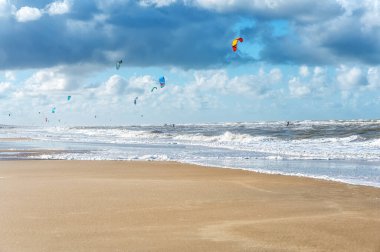 Kuzey Denizi, Zandvoort, Hollanda 'da uçurtma sörfçüleri