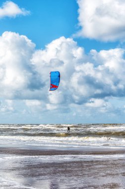 Kuzey Denizi, Zandvoort, Hollanda 'da uçurtma sörfçüleri
