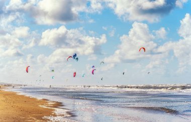 Kuzey Denizi, Zandvoort, Hollanda 'da uçurtma sörfçüleri
