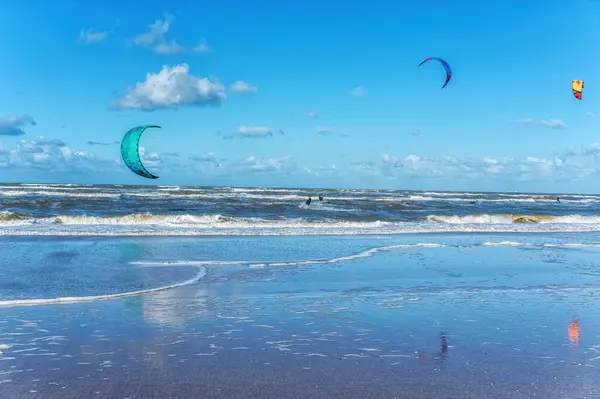 荷兰赞德沃特岛北海水面上的风筝冲浪者 — 图库照片