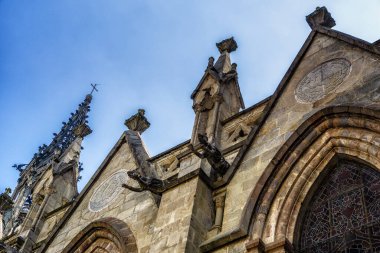 Quito, Ekvador 'daki Ulusal Yeminin Bazilikası Amerika' nın en büyük neo-gotik kilisesidir.