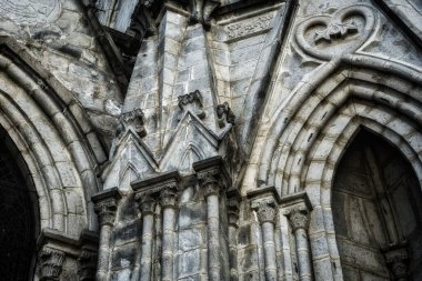 Quito, Ekvador 'daki La Basilica del Voto Nacional. Neo-Gotik mimari. Centro Historico 'da, Eski Şehir. Quito bir UNESCO Dünya Kültür Mirası Alanıdır..