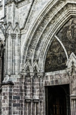 Ulusal Yeminin Mimari Ayrıntıları (İspanyolca: Baslica del Voto Nacional) Roma Katolik Kilisesi, tarihi merkez Quito, Ekvador