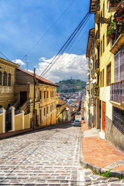 Ekvador 'un tarihi Quito şehrinde bir sokak. El Panecillo tepesindeki Bakire Quito heykeli.
