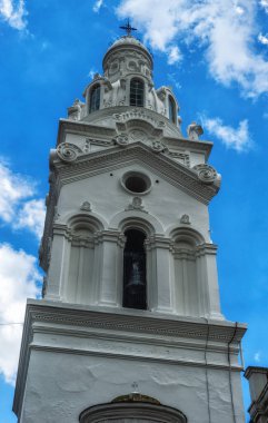 Kent merkezinde katedralde Quito'nın eski kulesindeki. Quito, Ekvator, Güney Amerika