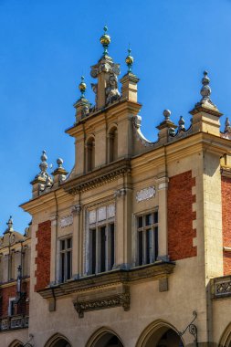 Cloth Hall veya Sukiennice ana Pazar Meydanı Krakow tarihi kent, Polonya üzerinde bina cephe.
