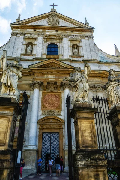 Azizheykelleri. Krakow, Polonya eski şehirde Havariler St Peter ve Paul Kilisesi cephe ve mimari detayları.