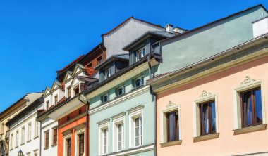 Polonya 'nın Krakow kentindeki Yahudi semtindeki konut binalarının renkli cepheleri.