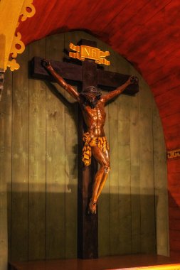 İsa Mesih 'in Wieliczka Tuz Madeni, Krakow, Polonya' daki bir tünelde çarmıha gerilmesinin heykeli.