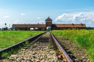 Demiryolu Treni ve Ölüm Kapısı - Auschwitz II - Birkenau, eski Alman Nazi Toplama ve İmha Kampı - Polonya