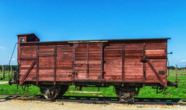 Oswiecim, Poland- 15 Ağustos 2022: Rampanın yanında bir demiryolu vagonu, SS doktorlarının seçim yaptığı yerde duruyor, sürgün edilen Yahudilerin çoğunu gaz odasında ölüme gönderiyor.