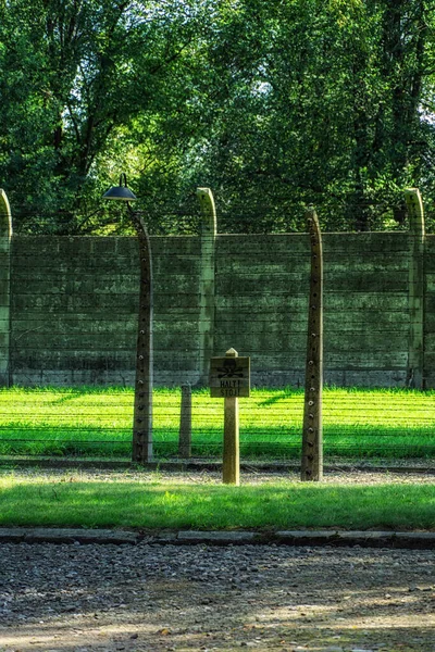 Oswiecim Poland August 2022 Halt Stj Sign Electric Fence Auschwitz — Stock Photo, Image
