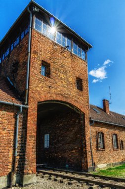 Polonya 'daki Auschwitz II toplama kampına trenle gelen kurbanlar için ölüm kapısı girişi.
