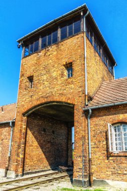 Polonya 'daki Auschwitz II toplama kampına trenle gelen kurbanlar için ölüm kapısı girişi.