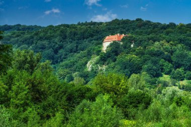 Polonya 'nın Krakow kenti yakınlarındaki Przegorzaly Kalesi restoranı, aşağıdaki vadi ve Vistula nehri ile.
