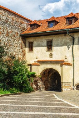 Polonya 'nın Tyniec kentindeki ünlü Benedictine Manastırı' nın detayları.