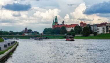 Krakow, Polonya - 16 Ağustos 2022: Polonya 'nın Krakow kentindeki Vistula nehrinin kıyısındaki Wawel şatosunun manzarası