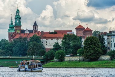 Krakow, Polonya - 16 Ağustos 2022: Polonya 'nın Krakow kentindeki Vistula nehrinin kıyısındaki Wawel şatosunun manzarası