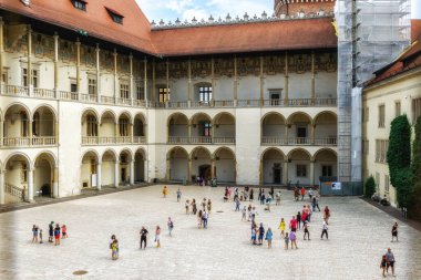 Krakow, Malopolska, Polonya - 16 Ağustos 2022: Polonya 'nın Krakow kentindeki Wawel Kalesi' nin iç avlusu