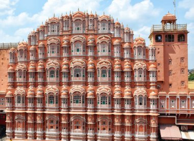 Hawa Mahal, Jaipur Maharyası 'nın beş katlı bir harem kanadıdır. Krishna, Jaipur, Hindistan tahtı şeklinde pembe kumtaşından yapılmıştır.