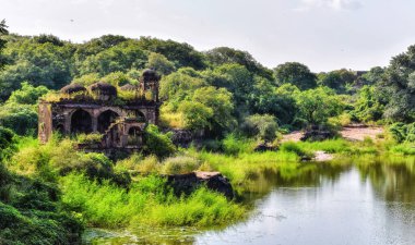 Ranthambore Ulusal Parkı 'ndaki anıtlardan biri, Rajasthan, Hindistan Kalesi, Hindistan