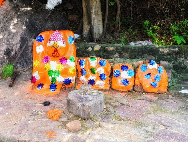 Eine Gruppe Orange Bemalter Hindu Schnitzereien Straßenrand Ranthambore National Park — Stockfoto