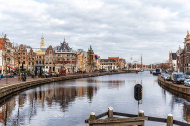 Hollanda, Haarlem şehrinde sıralı eski evleri ve tartı evi olan Spaarne Nehri